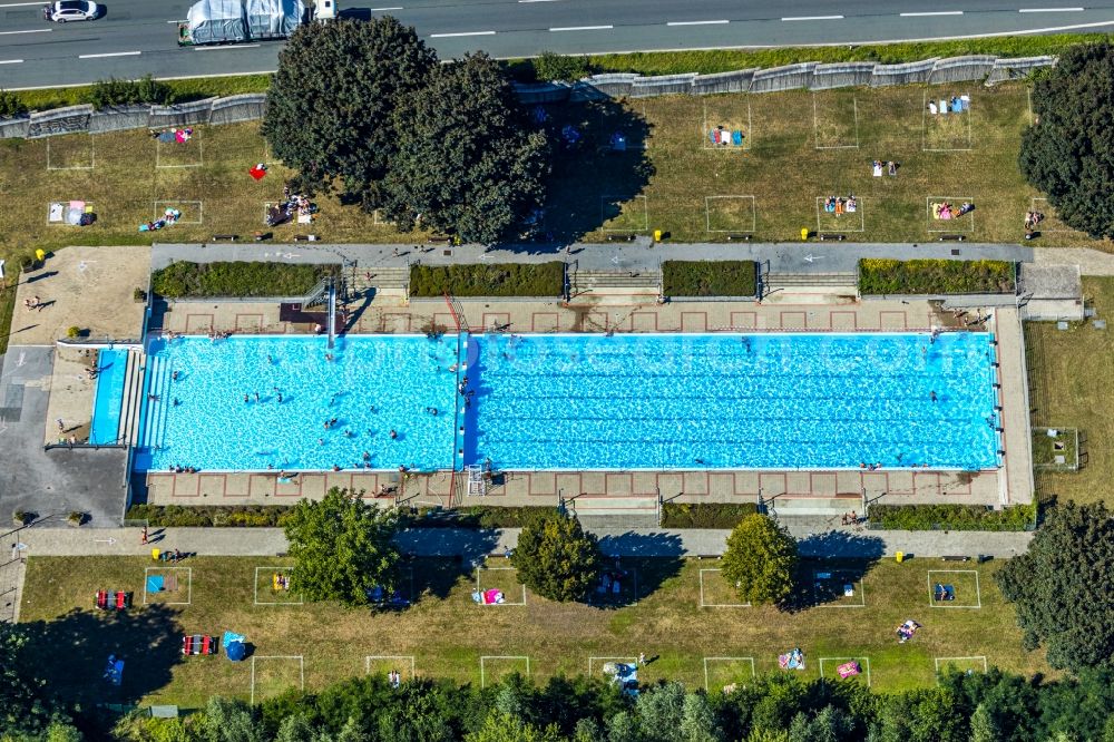 Aerial image Bottrop - Bathers on the lawn by the pool of the swimming pool Stenkhoff-Bad in Bottrop in the state North Rhine-Westphalia, Germany