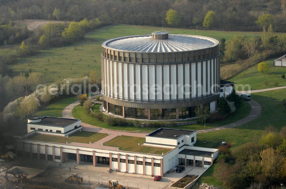 Aerial photograph Bad Frankenhausen - Blick auf das Panorama Museum in Bad Frankenhausen. Das Bauernkriegspanoramagemälde ist ein monumentales Panoramabild über den Bauernkrieg (Titel des Kunstwerkes: Frühbürgerliche Revolution in Deutschland) des Leipziger Malers und Kunstprofessors Werner Tübke. Es befindet sich in einem eigens dafür errichteten Gebäudekomplex, dem Panorama Museum, auf dem Schlachtberg bei der thüringischen Kleinstadt Bad Frankenhausen am Fuße des Kyffhäusergebirges. Das Werk entstand in den Jahren 1976 bis 1987, ursprünglich zum Gedenken an den Deutschen Bauernkrieg und den Bauernführer Thomas Müntzer. Mit einer Fläche von 1722 m² zählt es zu den größten Tafelbildern der Welt. Kontakt: Panorama Museum, Am Schlachtberg 9, 06567 Bad Frankenhausen, Tel. 49 (0)3 46 71 6190, Fax 49 (0)3 46 71 6 19 20, e-mail: info@panorama-museum.de