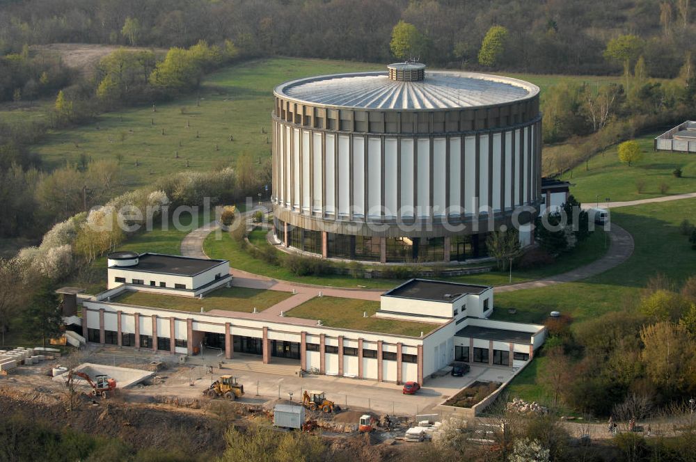 Bad Frankenhausen from above - Blick auf das Panorama Museum in Bad Frankenhausen. Das Bauernkriegspanoramagemälde ist ein monumentales Panoramabild über den Bauernkrieg (Titel des Kunstwerkes: Frühbürgerliche Revolution in Deutschland) des Leipziger Malers und Kunstprofessors Werner Tübke. Es befindet sich in einem eigens dafür errichteten Gebäudekomplex, dem Panorama Museum, auf dem Schlachtberg bei der thüringischen Kleinstadt Bad Frankenhausen am Fuße des Kyffhäusergebirges. Das Werk entstand in den Jahren 1976 bis 1987, ursprünglich zum Gedenken an den Deutschen Bauernkrieg und den Bauernführer Thomas Müntzer. Mit einer Fläche von 1722 m² zählt es zu den größten Tafelbildern der Welt. Kontakt: Panorama Museum, Am Schlachtberg 9, 06567 Bad Frankenhausen, Tel. 49 (0)3 46 71 6190, Fax 49 (0)3 46 71 6 19 20, e-mail: info@panorama-museum.de