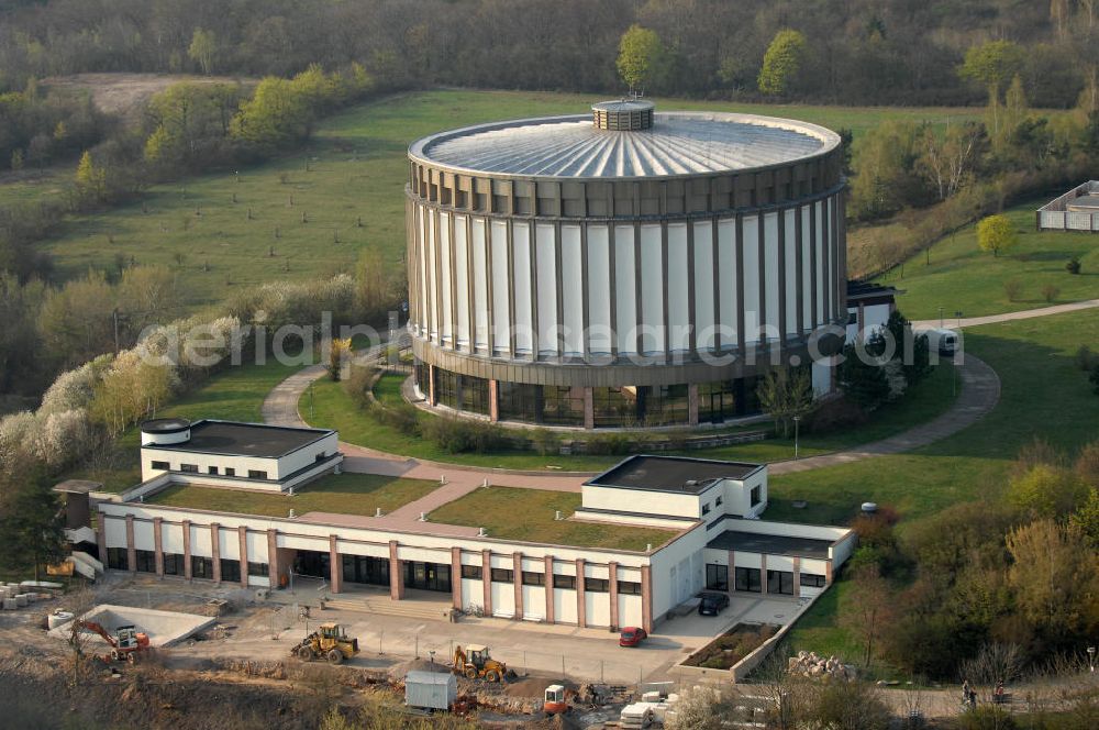 Bad Frankenhausen from the bird's eye view: Blick auf das Panorama Museum in Bad Frankenhausen. Das Bauernkriegspanoramagemälde ist ein monumentales Panoramabild über den Bauernkrieg (Titel des Kunstwerkes: Frühbürgerliche Revolution in Deutschland) des Leipziger Malers und Kunstprofessors Werner Tübke. Es befindet sich in einem eigens dafür errichteten Gebäudekomplex, dem Panorama Museum, auf dem Schlachtberg bei der thüringischen Kleinstadt Bad Frankenhausen am Fuße des Kyffhäusergebirges. Das Werk entstand in den Jahren 1976 bis 1987, ursprünglich zum Gedenken an den Deutschen Bauernkrieg und den Bauernführer Thomas Müntzer. Mit einer Fläche von 1722 m² zählt es zu den größten Tafelbildern der Welt. Kontakt: Panorama Museum, Am Schlachtberg 9, 06567 Bad Frankenhausen, Tel. 49 (0)3 46 71 6190, Fax 49 (0)3 46 71 6 19 20, e-mail: info@panorama-museum.de