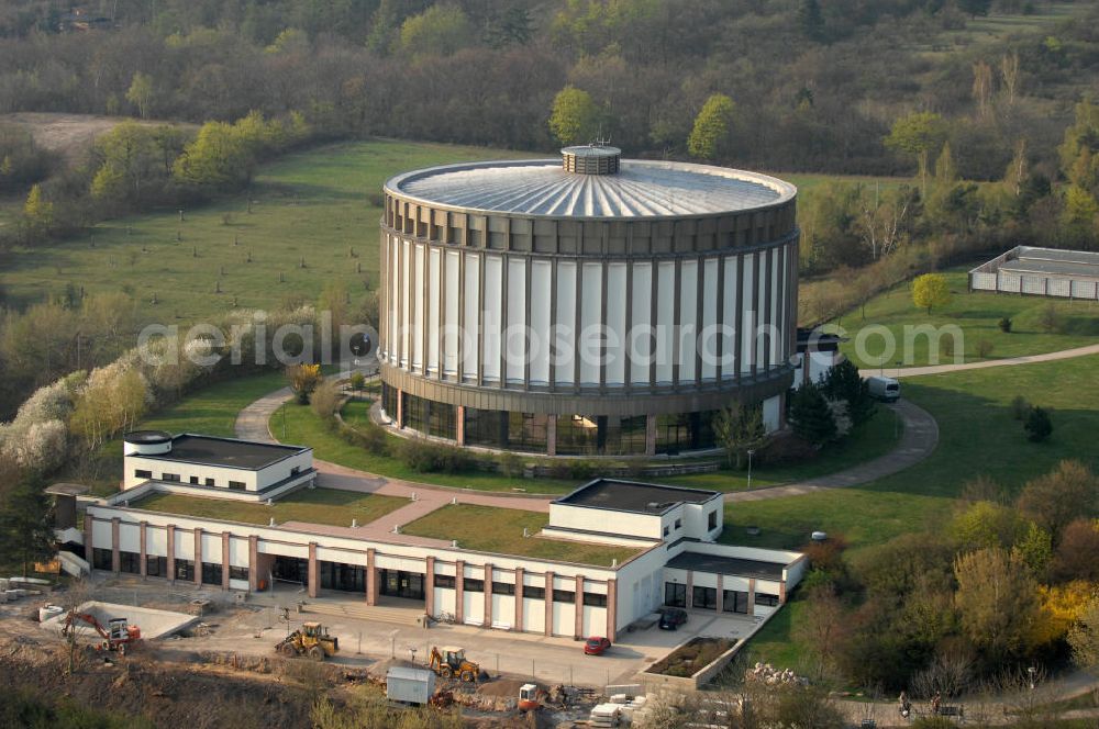 Aerial image Bad Frankenhausen - Blick auf das Panorama Museum in Bad Frankenhausen. Das Bauernkriegspanoramagemälde ist ein monumentales Panoramabild über den Bauernkrieg (Titel des Kunstwerkes: Frühbürgerliche Revolution in Deutschland) des Leipziger Malers und Kunstprofessors Werner Tübke. Es befindet sich in einem eigens dafür errichteten Gebäudekomplex, dem Panorama Museum, auf dem Schlachtberg bei der thüringischen Kleinstadt Bad Frankenhausen am Fuße des Kyffhäusergebirges. Das Werk entstand in den Jahren 1976 bis 1987, ursprünglich zum Gedenken an den Deutschen Bauernkrieg und den Bauernführer Thomas Müntzer. Mit einer Fläche von 1722 m² zählt es zu den größten Tafelbildern der Welt. Kontakt: Panorama Museum, Am Schlachtberg 9, 06567 Bad Frankenhausen, Tel. 49 (0)3 46 71 6190, Fax 49 (0)3 46 71 6 19 20, e-mail: info@panorama-museum.de