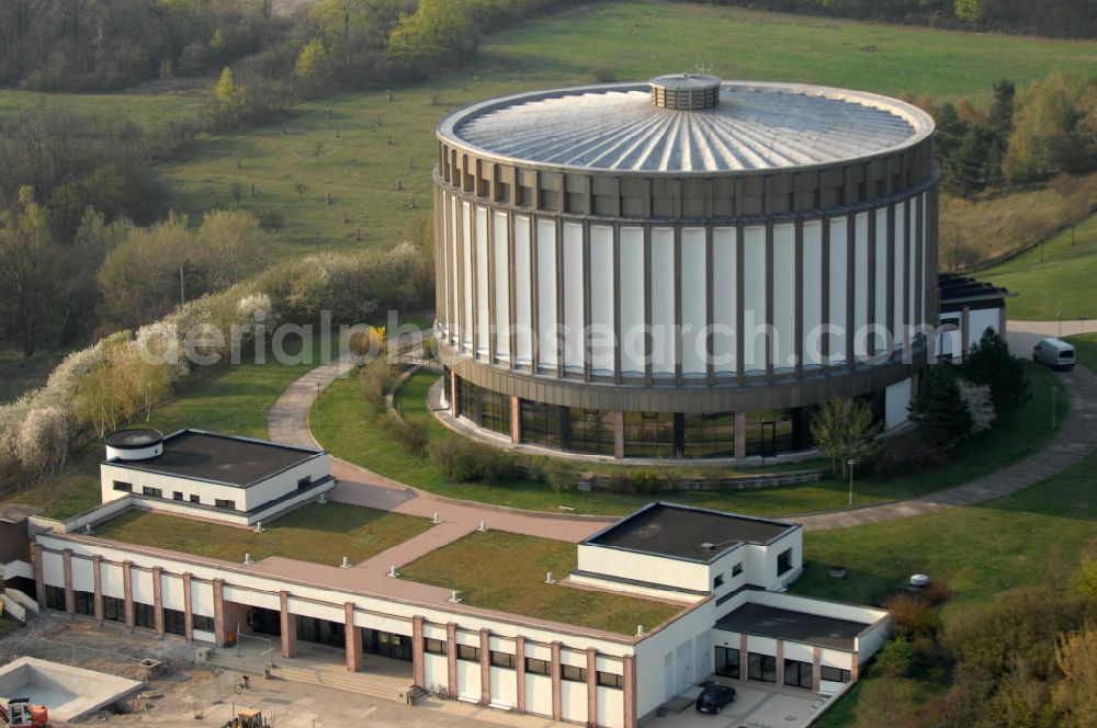 Aerial photograph Bad Frankenhausen - Blick auf das Panorama Museum in Bad Frankenhausen. Das Bauernkriegspanoramagemälde ist ein monumentales Panoramabild über den Bauernkrieg (Titel des Kunstwerkes: Frühbürgerliche Revolution in Deutschland) des Leipziger Malers und Kunstprofessors Werner Tübke. Es befindet sich in einem eigens dafür errichteten Gebäudekomplex, dem Panorama Museum, auf dem Schlachtberg bei der thüringischen Kleinstadt Bad Frankenhausen am Fuße des Kyffhäusergebirges. Das Werk entstand in den Jahren 1976 bis 1987, ursprünglich zum Gedenken an den Deutschen Bauernkrieg und den Bauernführer Thomas Müntzer. Mit einer Fläche von 1722 m² zählt es zu den größten Tafelbildern der Welt. Kontakt: Panorama Museum, Am Schlachtberg 9, 06567 Bad Frankenhausen, Tel. 49 (0)3 46 71 6190, Fax 49 (0)3 46 71 6 19 20, e-mail: info@panorama-museum.de