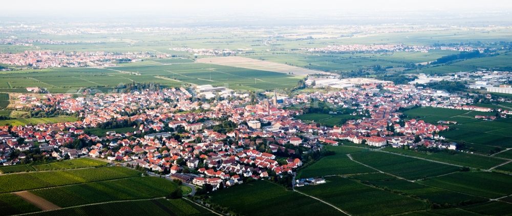 Edenkoben from the bird's eye view: Panorama perspective Town View of the streets and houses of the residential areas in Edenkoben in the state Rhineland-Palatinate