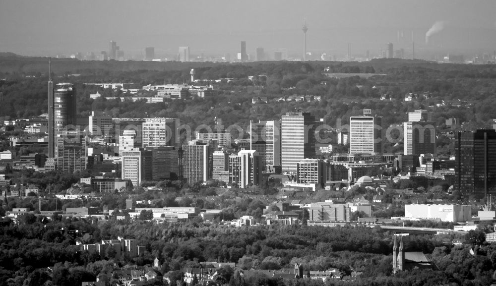 Essen from the bird's eye view: Panoramic city view of downtown area in Essen in the state North Rhine-Westphalia