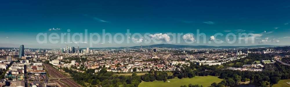 Aerial photograph Frankfurt am Main - Panoramic city view of downtown area Nordend-Ost on park Ostpark in Frankfurt in the state Hesse