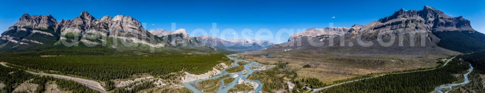 Aerial photograph Saskatchewan River Crossing - Panoramic perspective riparian zones on the course of the river North Saskatchewan River in Canadian Rocky Mountains on street Icefields Parkway in Saskatchewan River Crossing in Alberta, Canada