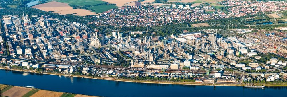 Ludwigshafen am Rhein from the bird's eye view: Panoramic perspective of Building and production halls on the premises of the chemical manufacturers BASF behind the Rhine river in Ludwigshafen am Rhein in the state Rhineland-Palatinate, Germany