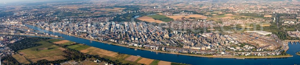 Aerial photograph Ludwigshafen am Rhein - Panoramic perspective of Building and production halls on the premises of the chemical manufacturers BASF behind the Rhine river in Ludwigshafen am Rhein in the state Rhineland-Palatinate, Germany