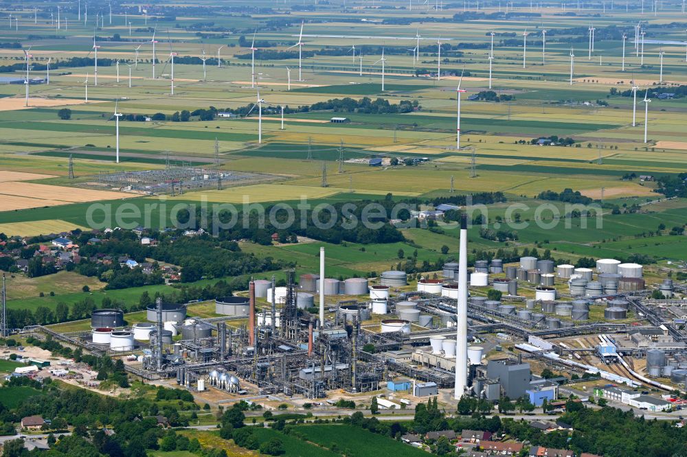 Aerial image Hemmingstedt - Panoramic perspective of refinery equipment and management systems on the factory premises of the mineral oil producer Heide Refinery GmbH in Hemmingstedt in Schleswig-Holstein. The northernmost refinery in Germany is one of the most modern plants in Europe