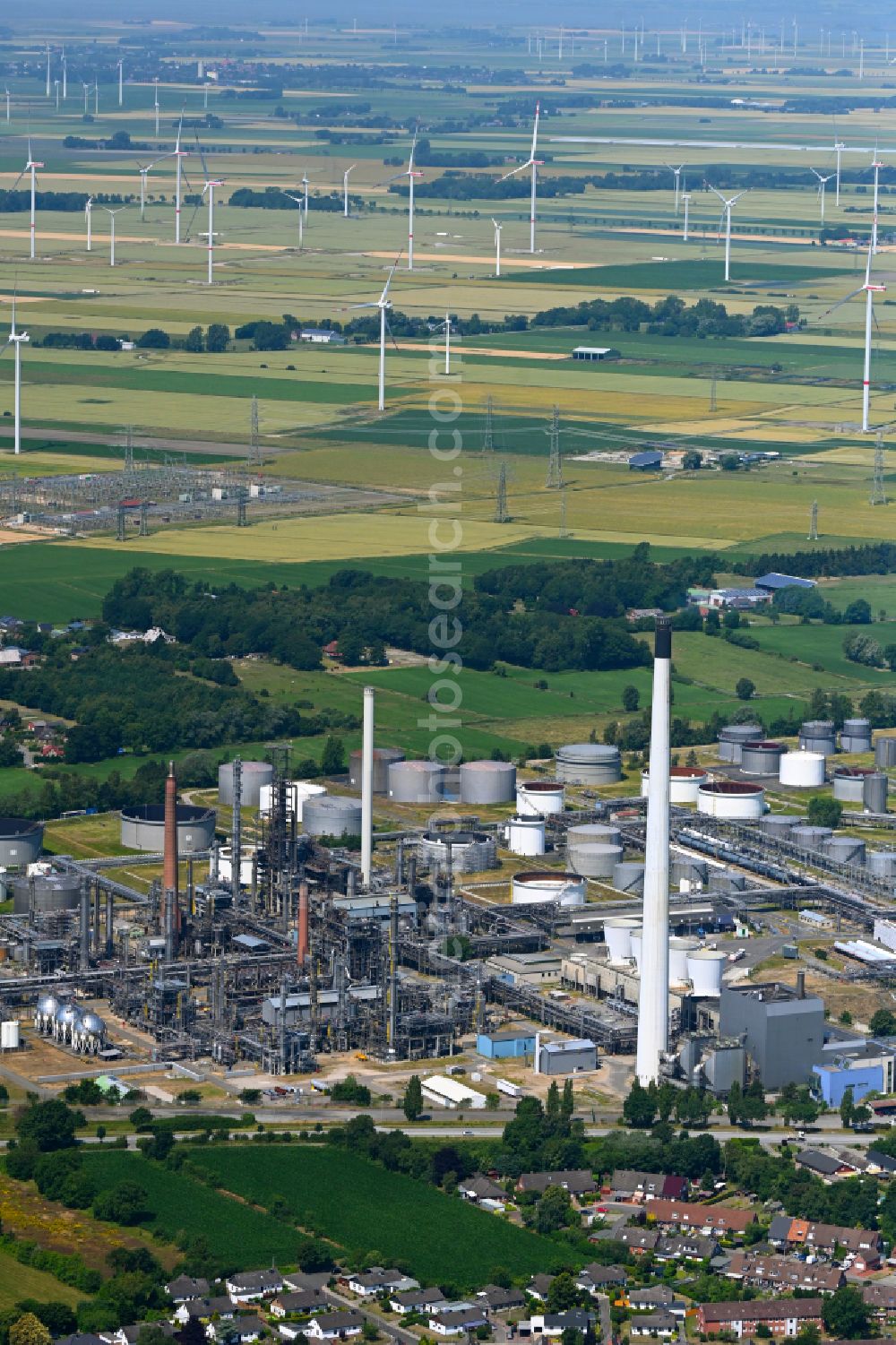 Hemmingstedt from the bird's eye view: Panoramic perspective of refinery equipment and management systems on the factory premises of the mineral oil producer Heide Refinery GmbH in Hemmingstedt in Schleswig-Holstein. The northernmost refinery in Germany is one of the most modern plants in Europe