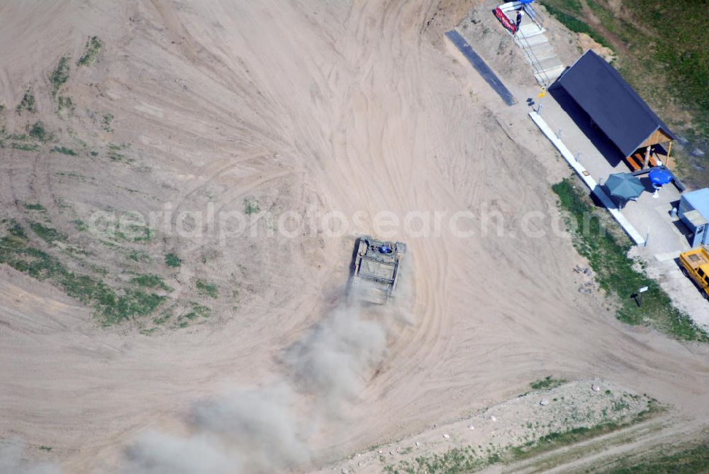 Beerfelde from the bird's eye view: Panzer der Panzerschule fahren auf Streck und wirbeln Staub auf. Kontakt: Andreas Oehme, Max-Reger-Str. 6, 47057 Duisburg, Tel. 02161 623982, E-Mail: panzerschule@gmail.com,