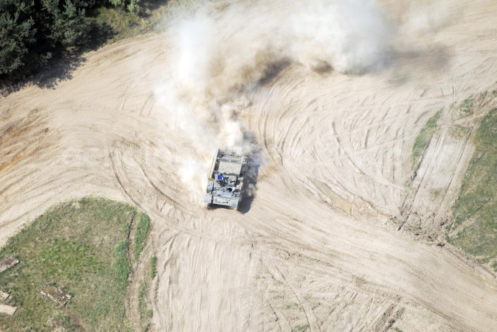 Beerfelde from above - Panzer der Panzerschule fahren auf Streck und wirbeln Staub auf. Kontakt: Andreas Oehme, Max-Reger-Str. 6, 47057 Duisburg, Tel. 02161 623982, E-Mail: panzerschule@gmail.com,