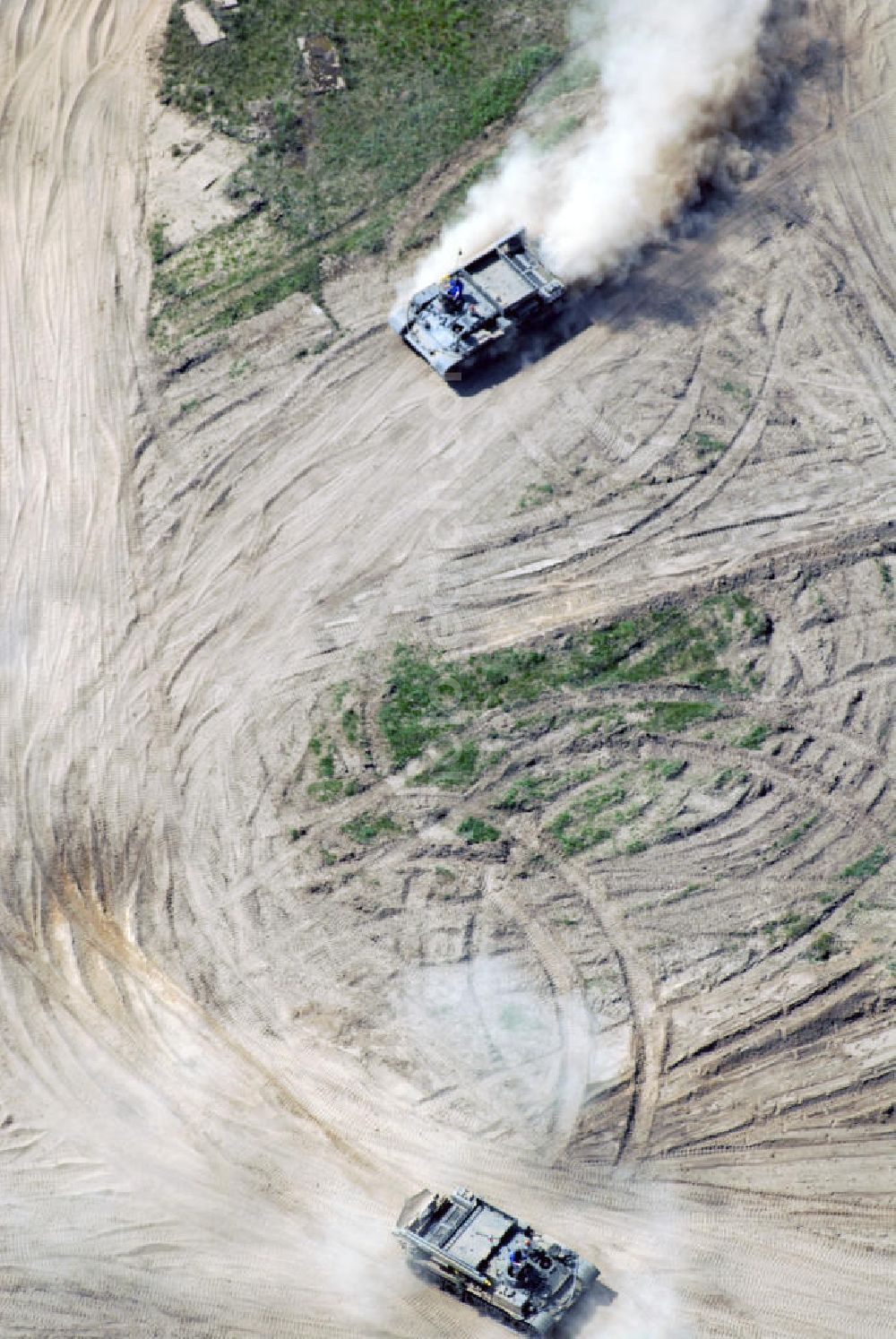 Beerfelde from the bird's eye view: Panzer der Panzerschule fahren auf Streck und wirbeln Staub auf. Kontakt: Andreas Oehme, Max-Reger-Str. 6, 47057 Duisburg, Tel. 02161 623982, E-Mail: panzerschule@gmail.com,