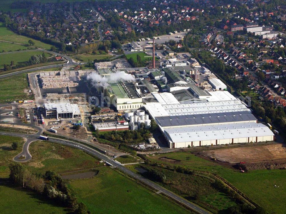 Varel from the bird's eye view: 18.10.2005 Varel; Papier- und Kartonfabrik Varel. Als eines der ersten Unternehmen der Papier- und Kartonindustrie haben wir Anfang der 50er Jahre die grund- sätzliche Entscheidung getroffen, als Rohstoff ausschließlich Altpapier zu verwenden. Kein Produkt verlässt seitdem unser Werk, welches nicht zu 100% recyclingfähig ist. Heute produzieren wir als unabhängiges Privatunternehmen auf zwei Karton- und einer Papiermaschine.