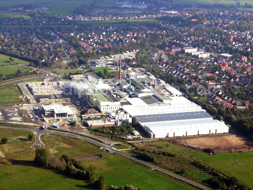 Aerial image Varel - 18.10.2005 Varel; Papier- und Kartonfabrik Varel. Als eines der ersten Unternehmen der Papier- und Kartonindustrie haben wir Anfang der 50er Jahre die grund- sätzliche Entscheidung getroffen, als Rohstoff ausschließlich Altpapier zu verwenden. Kein Produkt verlässt seitdem unser Werk, welches nicht zu 100% recyclingfähig ist. Heute produzieren wir als unabhängiges Privatunternehmen auf zwei Karton- und einer Papiermaschine.