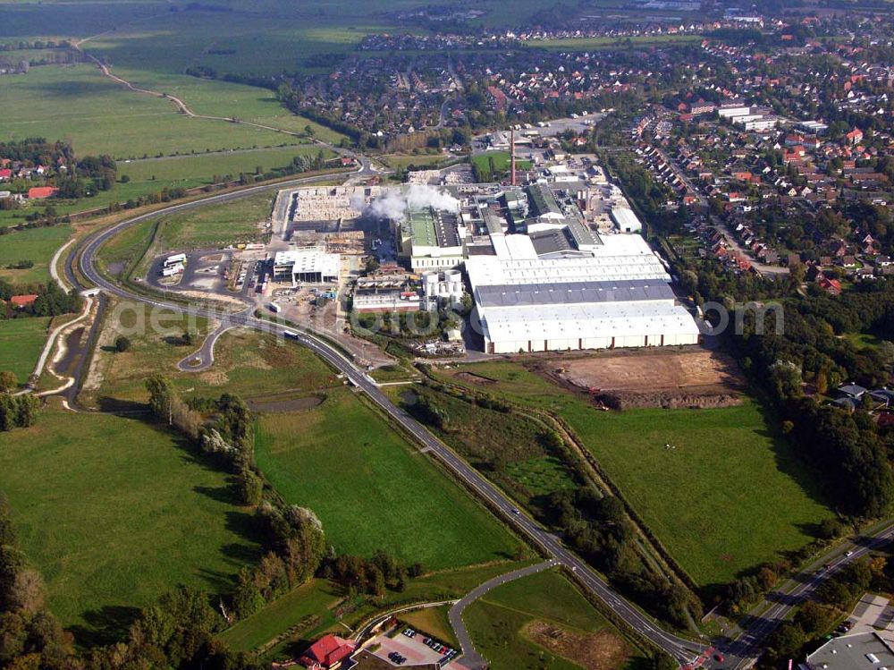 Aerial photograph Varel - 18.10.2005 Varel; Papier- und Kartonfabrik Varel. Als eines der ersten Unternehmen der Papier- und Kartonindustrie haben wir Anfang der 50er Jahre die grund- sätzliche Entscheidung getroffen, als Rohstoff ausschließlich Altpapier zu verwenden. Kein Produkt verlässt seitdem unser Werk, welches nicht zu 100% recyclingfähig ist. Heute produzieren wir als unabhängiges Privatunternehmen auf zwei Karton- und einer Papiermaschine.