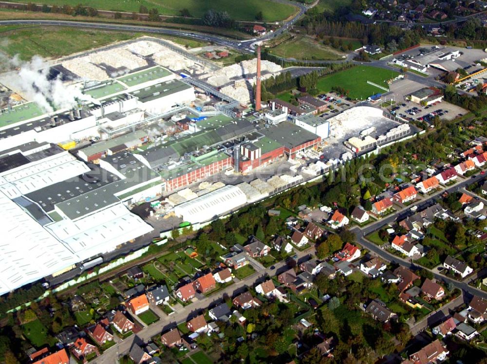 Varel from the bird's eye view: 18.10.2005 Varel; Papier- und Kartonfabrik Varel. Als eines der ersten Unternehmen der Papier- und Kartonindustrie haben wir Anfang der 50er Jahre die grund- sätzliche Entscheidung getroffen, als Rohstoff ausschließlich Altpapier zu verwenden. Kein Produkt verlässt seitdem unser Werk, welches nicht zu 100% recyclingfähig ist. Heute produzieren wir als unabhängiges Privatunternehmen auf zwei Karton- und einer Papiermaschine.