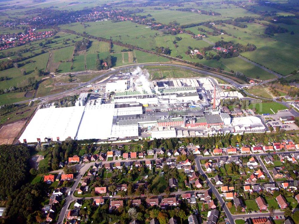 Aerial image Varel - 18.10.2005 Varel; Papier- und Kartonfabrik Varel. Als eines der ersten Unternehmen der Papier- und Kartonindustrie haben wir Anfang der 50er Jahre die grund- sätzliche Entscheidung getroffen, als Rohstoff ausschließlich Altpapier zu verwenden. Kein Produkt verlässt seitdem unser Werk, welches nicht zu 100% recyclingfähig ist. Heute produzieren wir als unabhängiges Privatunternehmen auf zwei Karton- und einer Papiermaschine.