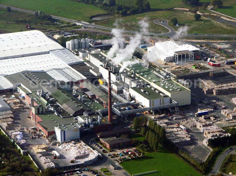 Aerial photograph Varel - 18.10.2005 Varel; Papier- und Kartonfabrik Varel. Als eines der ersten Unternehmen der Papier- und Kartonindustrie haben wir Anfang der 50er Jahre die grund- sätzliche Entscheidung getroffen, als Rohstoff ausschließlich Altpapier zu verwenden. Kein Produkt verlässt seitdem unser Werk, welches nicht zu 100% recyclingfähig ist. Heute produzieren wir als unabhängiges Privatunternehmen auf zwei Karton- und einer Papiermaschine.