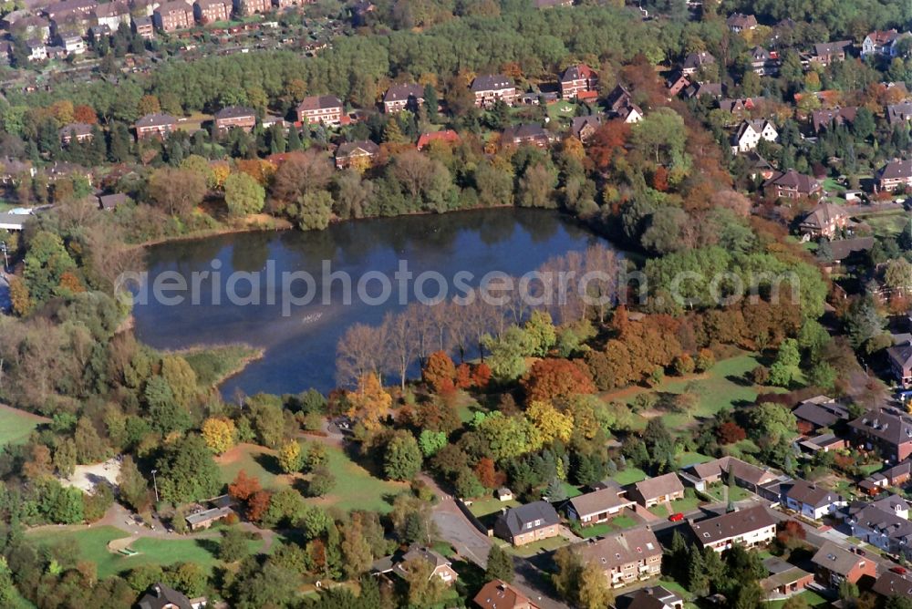 Aerial photograph Kamp-Lintfort - Autumn colorful rows of trees on the banks of Pappelsee and residential area in Kamp-Lintfort in North Rhine-Westphalia