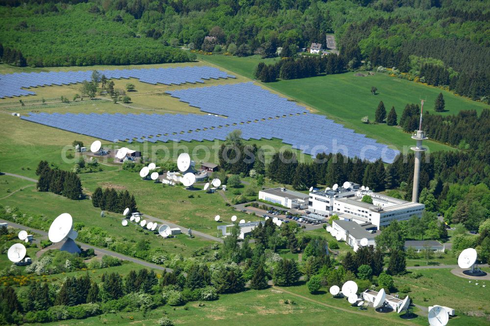 Aerial photograph Neu-Anspach - Parabolic satellite dishes Photovoltaic Power Station - Earth Station Usingen in Neu-Anspach in the state Hesse