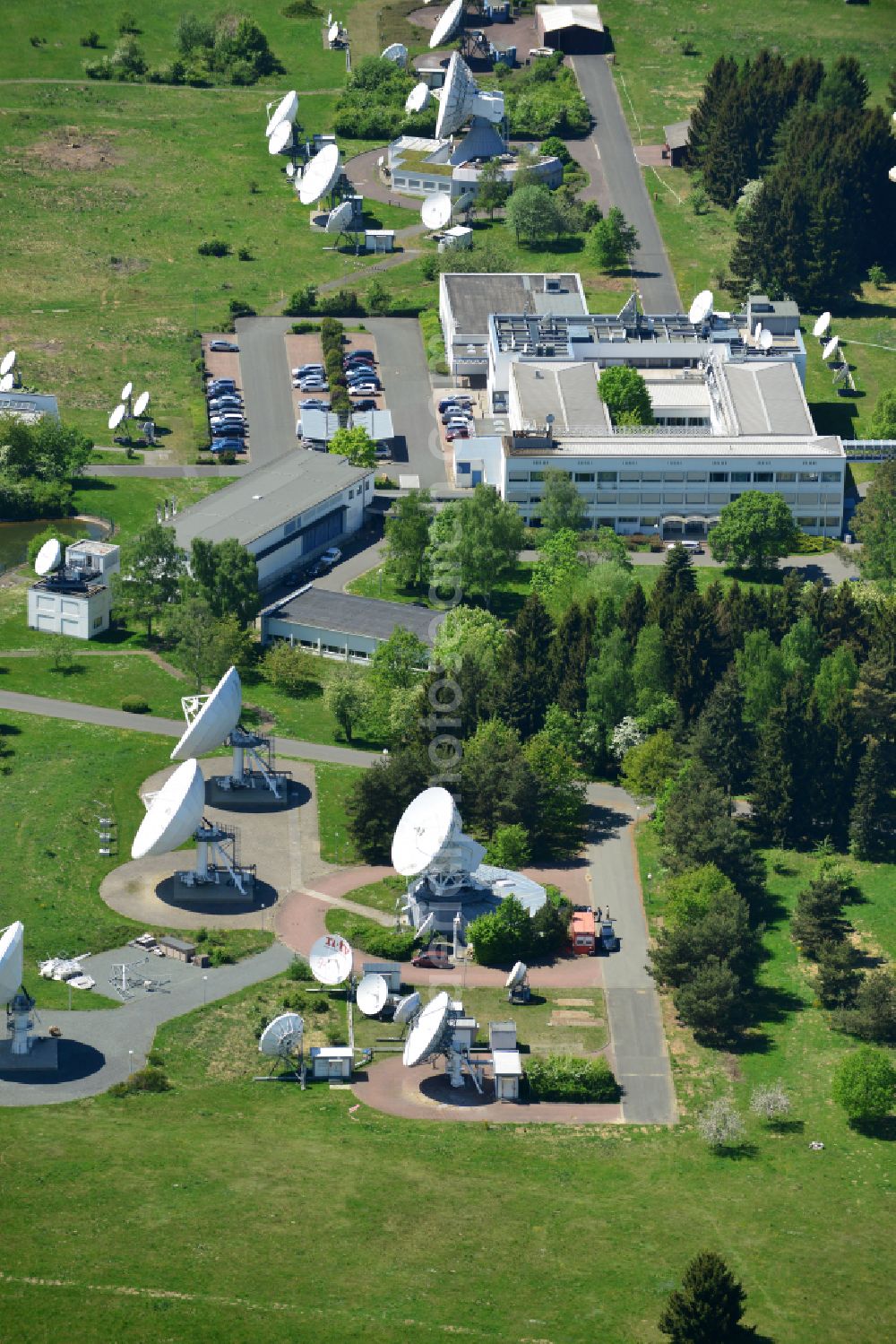 Aerial photograph Neu-Anspach - Parabolic satellite dishes Photovoltaic Power Station - Earth Station Usingen in Neu-Anspach in the state Hesse