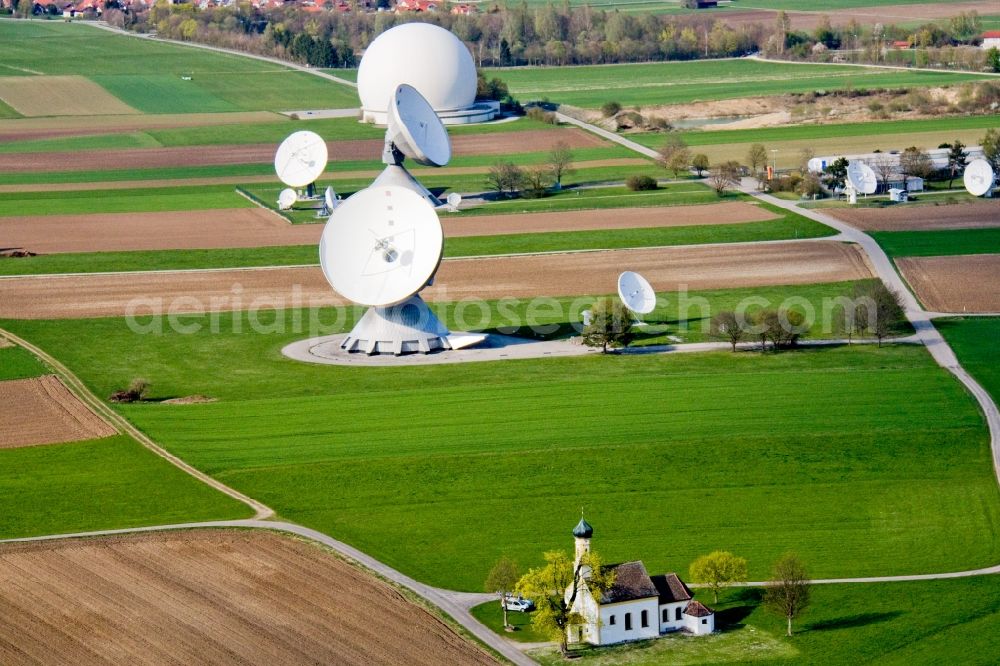 Aerial image Raisting - Parabolic satellite dishes Erdfunkstelle Raisting on Hofstaetterweg in Raisting in the state Bavaria