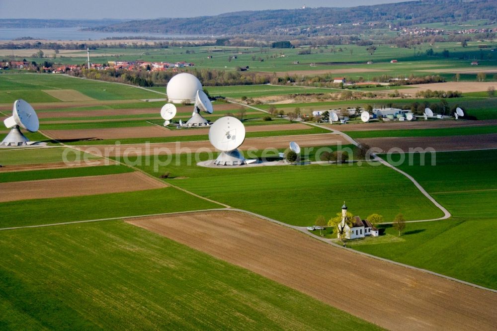 Aerial photograph Raisting - Parabolic satellite dishes Erdfunkstelle Raisting on Hofstaetterweg in Raisting in the state Bavaria