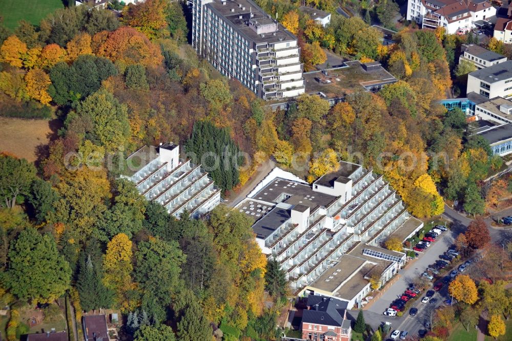 Bad Gandersheim from the bird's eye view: View of the Paracelsus-Klinik am See in Bad Gan dersheim in the state Lower Saxony. The well-lit and modern building complex of the clinic is located in the spa park of Bad Gan dersheim