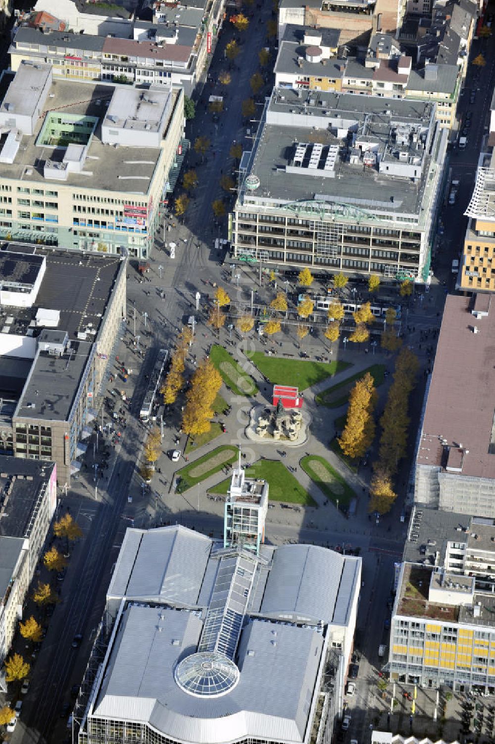 Mannheim from the bird's eye view: Blick auf den Paradeplatz mit dem Grupello-Brunnen im Zentrum von Mannheim und eine Filiale von Galeria Kaufhof. Der Paradeplatz entstand im 18. Jahrhundert und wurde mehrmals umgestaltet. Die Bronze-Pyramide im Zentrum des Paradeplatzes wurde 1711 von Gabriel de Grupello für den Kurfürsten Johann Wilhelm geschaffen und stand ursprünglich im Düsseldorfer Schlossgarten. View to the parade place and Galeria Kaufhof in the center of Mannheim.