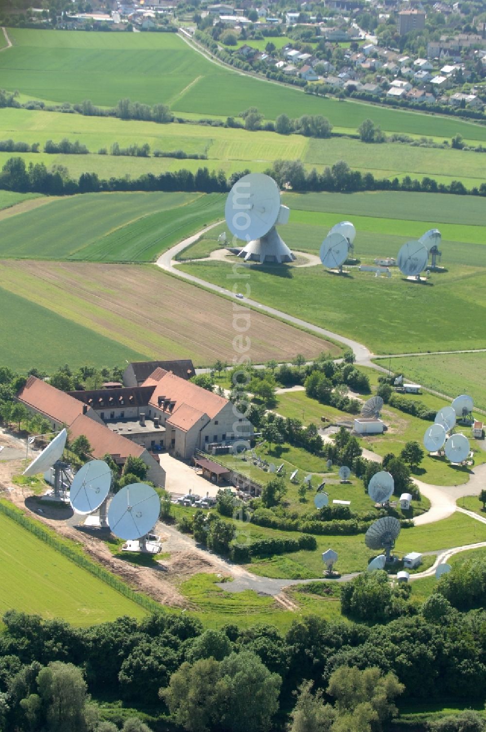 Aerial photograph Fuchsstadt - Parbola antennas in the form of white satellite dishes on the site of the earth station in Fuchsstadt in the state Bavaria, Germany