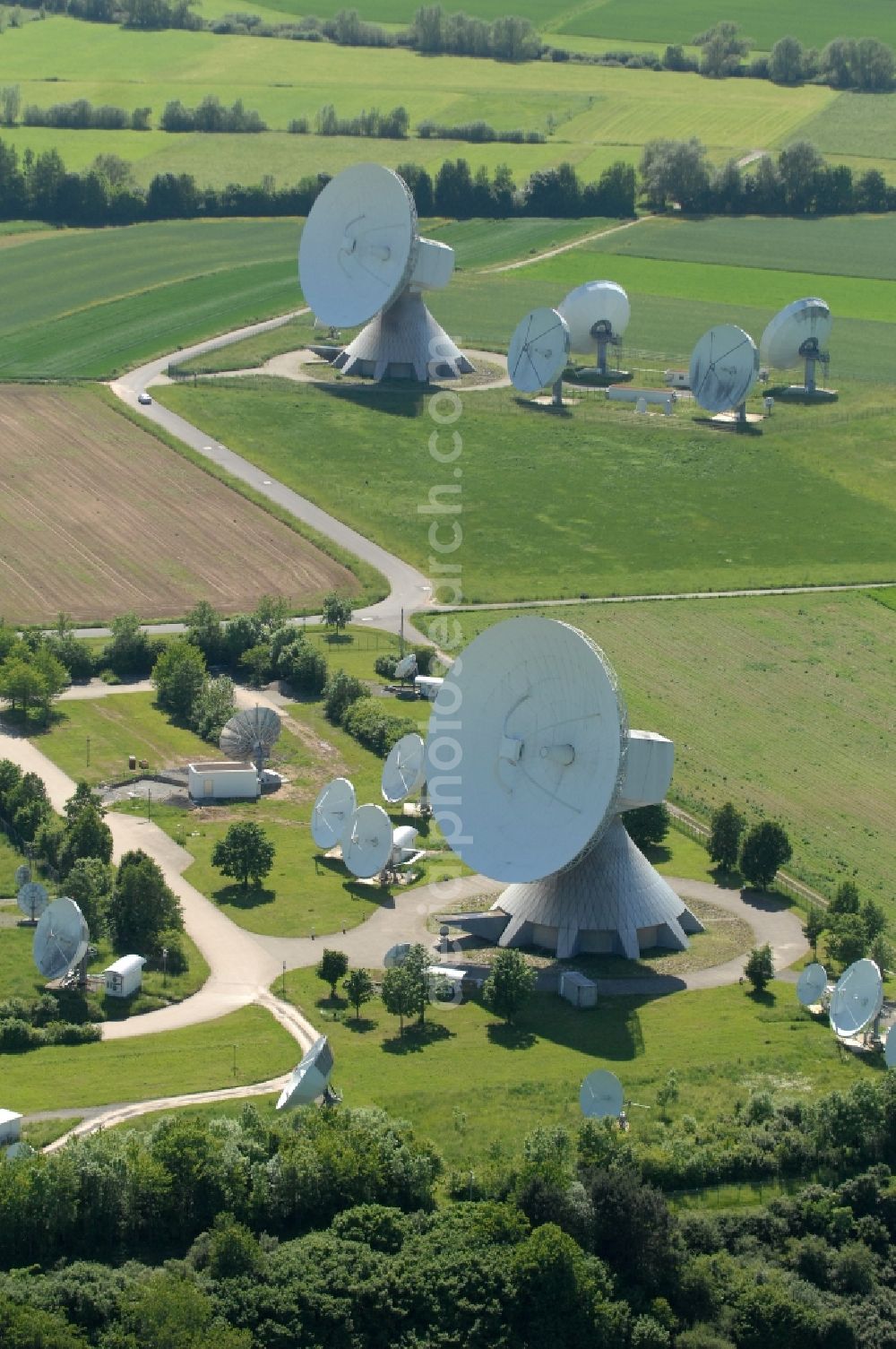 Aerial image Fuchsstadt - Parbola antennas in the form of white satellite dishes on the site of the earth station in Fuchsstadt in the state Bavaria, Germany