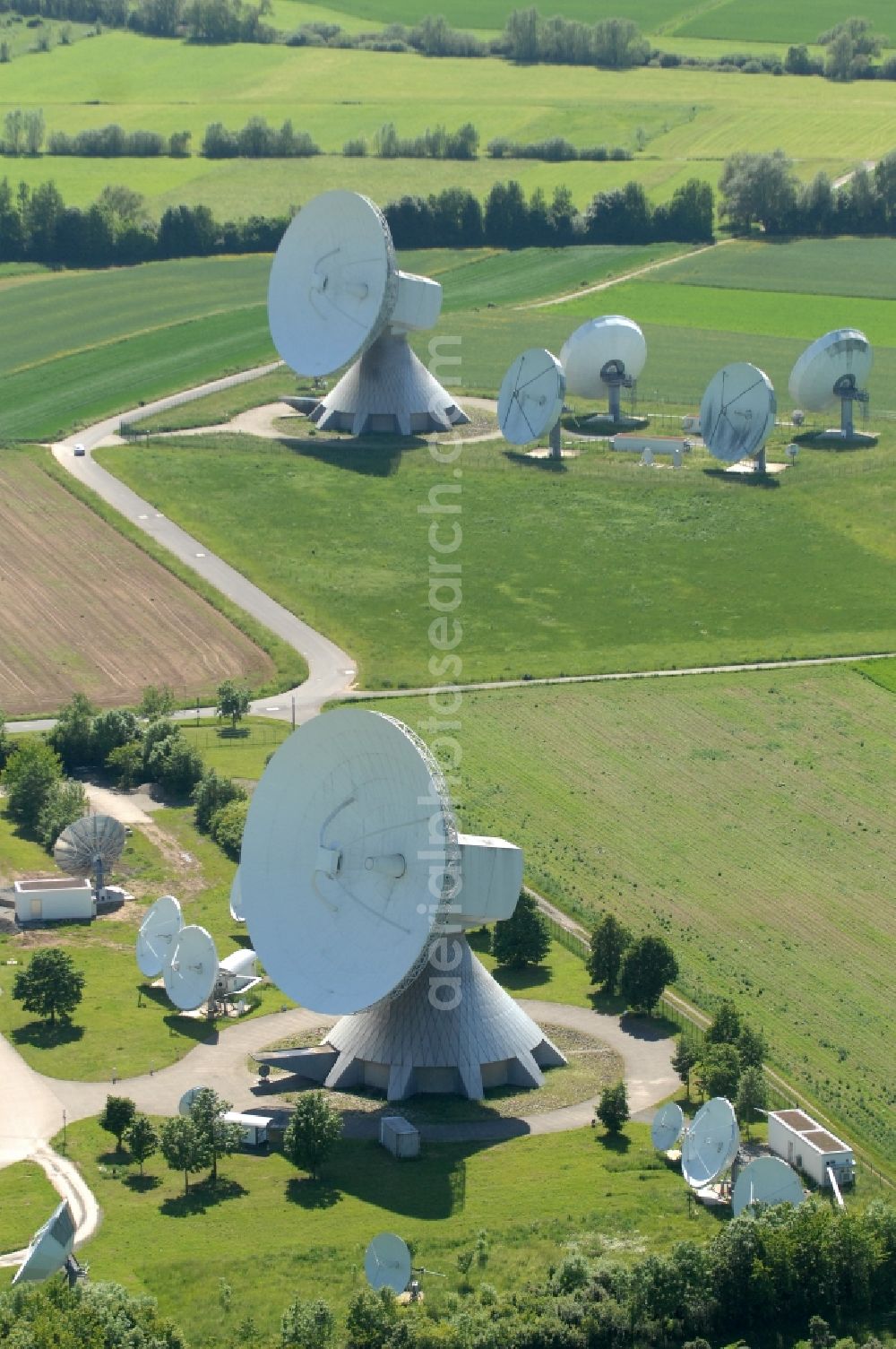 Aerial photograph Fuchsstadt - Parbola antennas in the form of white satellite dishes on the site of the earth station in Fuchsstadt in the state Bavaria, Germany