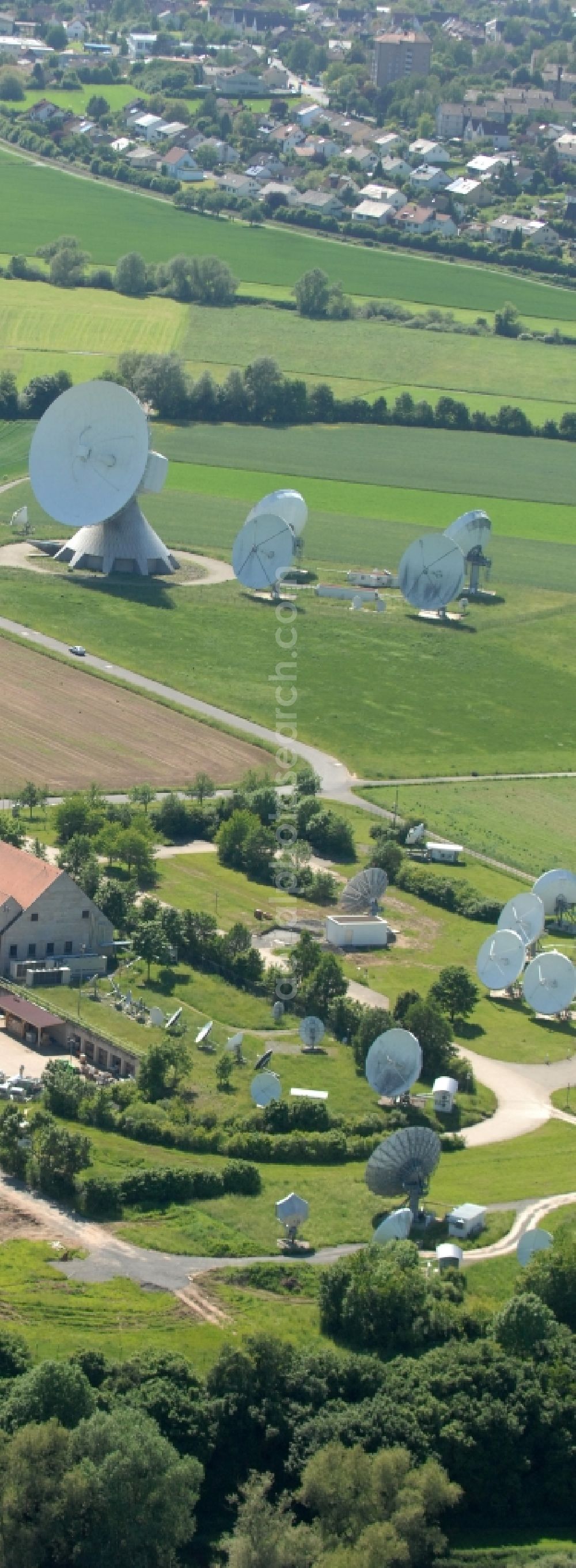 Aerial photograph Fuchsstadt - Parbola antennas in the form of white satellite dishes on the site of the earth station in Fuchsstadt in the state Bavaria, Germany