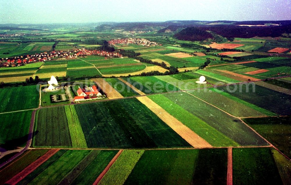 Aerial photograph Fuchsstadt - Parbola antennas in the form of white satellite dishes on the site of the earth station in Fuchsstadt in the state Bavaria, Germany