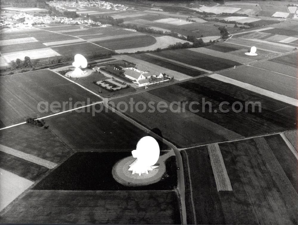 Fuchsstadt from the bird's eye view: Parbola antennas in the form of white satellite dishes on the site of the earth station in Fuchsstadt in the state Bavaria, Germany