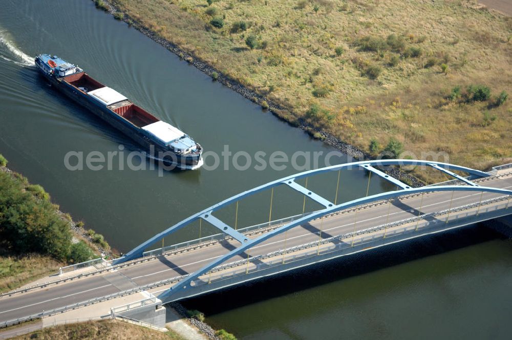 Parchau from the bird's eye view: Blick auf Schiffsverkehr an der Parchauer Straßenbrücke. Ein Schiff / Lastkahn fährt auf dem EHK. Die Brücke wurde im Jahr 2002 erbaut und überführt den Elbe-Havel-Kanal bei km 337,182. Ein Projekt des WSV: Wasserstraßen-Neubauamt Magdeburg, 39106 Magdeburg, Tel. +49(0)391 535-0, email: wna-magdeburg@wsv.bund.de