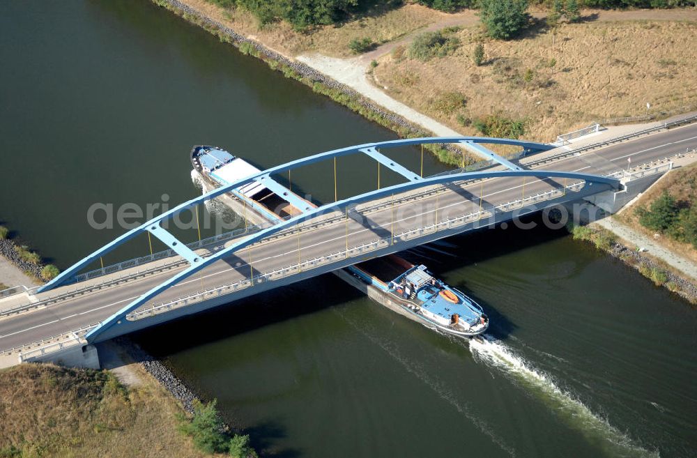 Parchau from the bird's eye view: Blick auf Schiffsverkehr an der Parchauer Straßenbrücke. Ein Schiff / Lastkahn fährt auf dem EHK. Die Brücke wurde im Jahr 2002 erbaut und überführt den Elbe-Havel-Kanal bei km 337,182. Ein Projekt des WSV: Wasserstraßen-Neubauamt Magdeburg, 39106 Magdeburg, Tel. +49(0)391 535-0, email: wna-magdeburg@wsv.bund.de