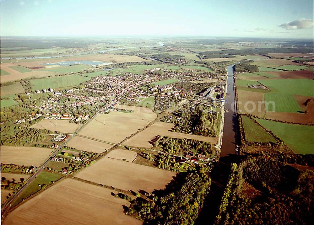 Parey / Sachsen Anhalt from the bird's eye view: 14.10.2003 Parey / Sachsen Anhalt Blick auf die Stadt und den ausgebauten Elbe-Havel-Kanal