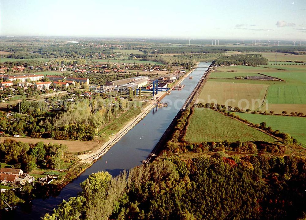 Parey / Sachsen Anhalt from the bird's eye view: 14.10.2003 Parey / Sachsen Anhalt Blick auf die Stadt und den Elbe-Havel-Kanal