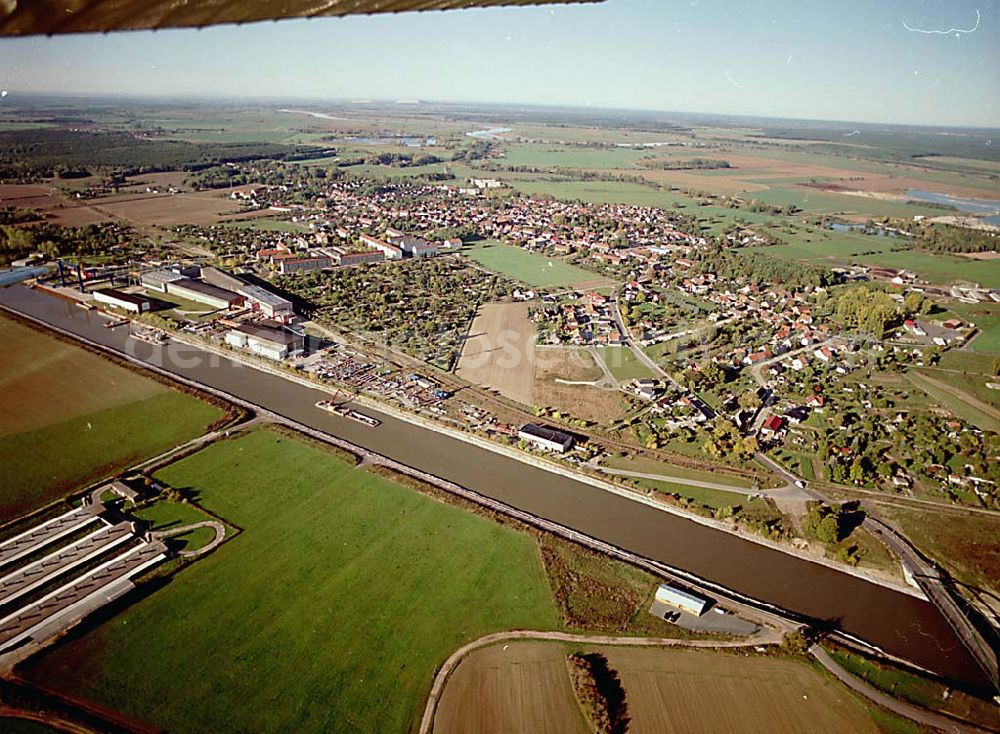 Aerial photograph Parey / Sachsen Anhalt - 14.10.2003 Parey / Sachsen Anhalt Blick auf die Stadt und den Elbe-Havel-Kanal