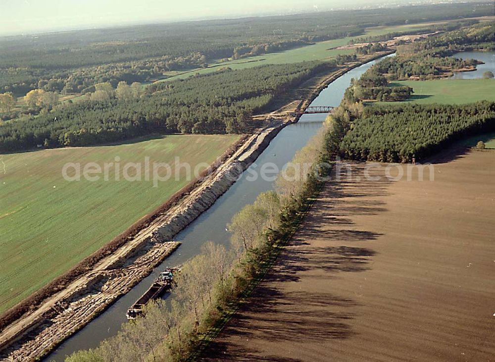 Parey / Sachsen Anhalt from the bird's eye view: 14.10.2003 Parey / Sachsen Anhalt Blick auf die Stadt und den Elbe-Havel-Kanal