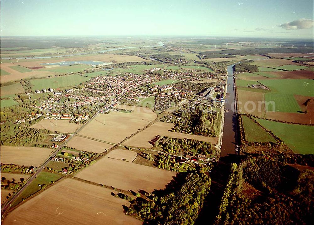 Parey / Sachsen Anhalt from above - 14.10.2003 Parey / Sachsen Anhalt Blick auf die Stadt und den Elbe-Havel-Kanal