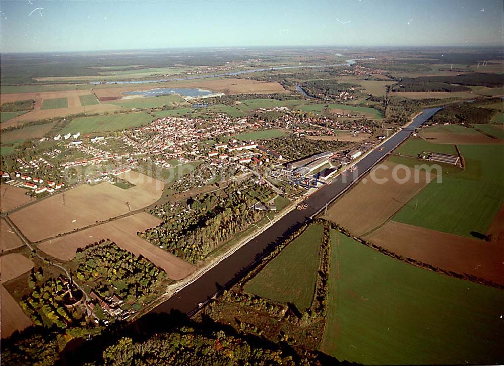 Parey / Sachsen Anhalt from the bird's eye view: 14.10.2003 Parey / Sachsen Anhalt Blick auf die Stadt und den Elbe-Havel-Kanal