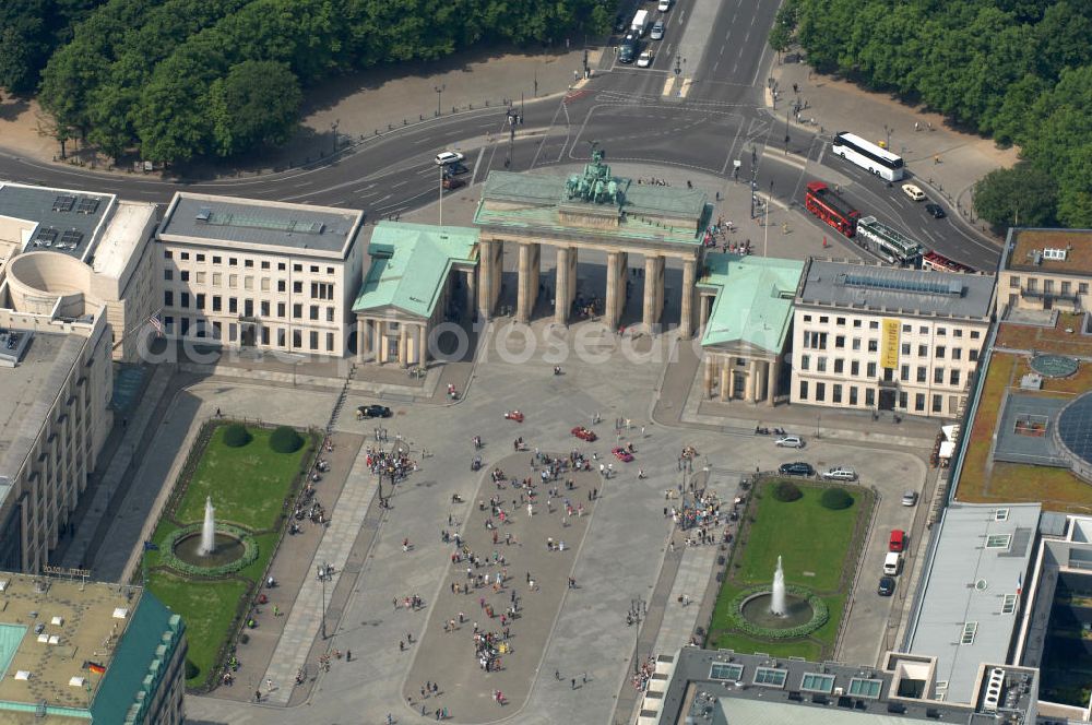 Aerial image Berlin - Blick auf den Pariser Platz am Brandenburger Tor in Berlin - Mitte. View of the Pariser Platz at the Brandenburg Gate in Berlin.