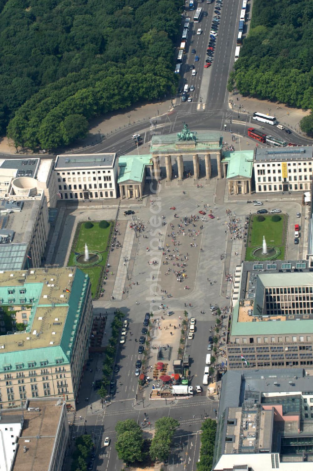 Aerial photograph Berlin - Blick auf den Pariser Platz am Brandenburger Tor in Berlin - Mitte. View of the Pariser Platz at the Brandenburg Gate in Berlin.