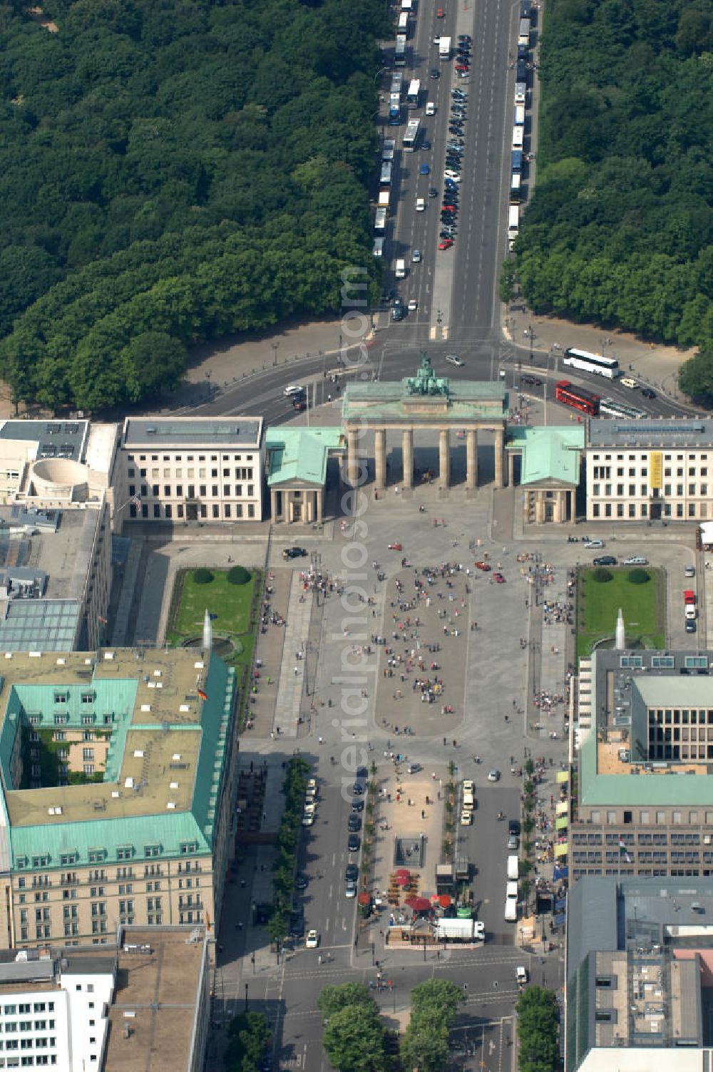 Berlin from above - Blick auf den Pariser Platz am Brandenburger Tor in Berlin - Mitte. View of the Pariser Platz at the Brandenburg Gate in Berlin.