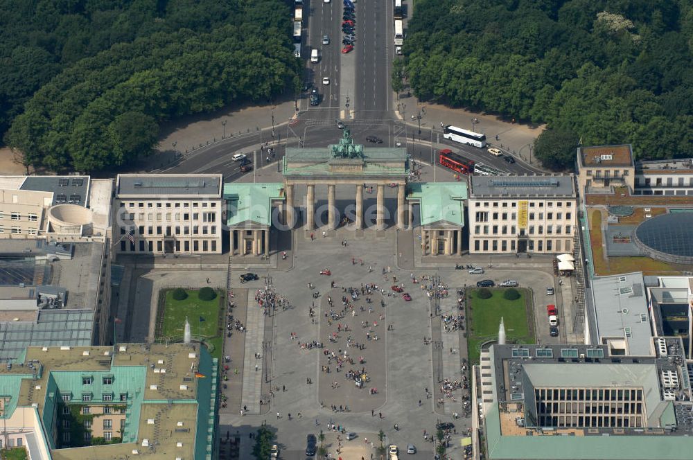 Berlin from the bird's eye view: Blick auf den Pariser Platz am Brandenburger Tor in Berlin - Mitte. View of the Pariser Platz at the Brandenburg Gate in Berlin.