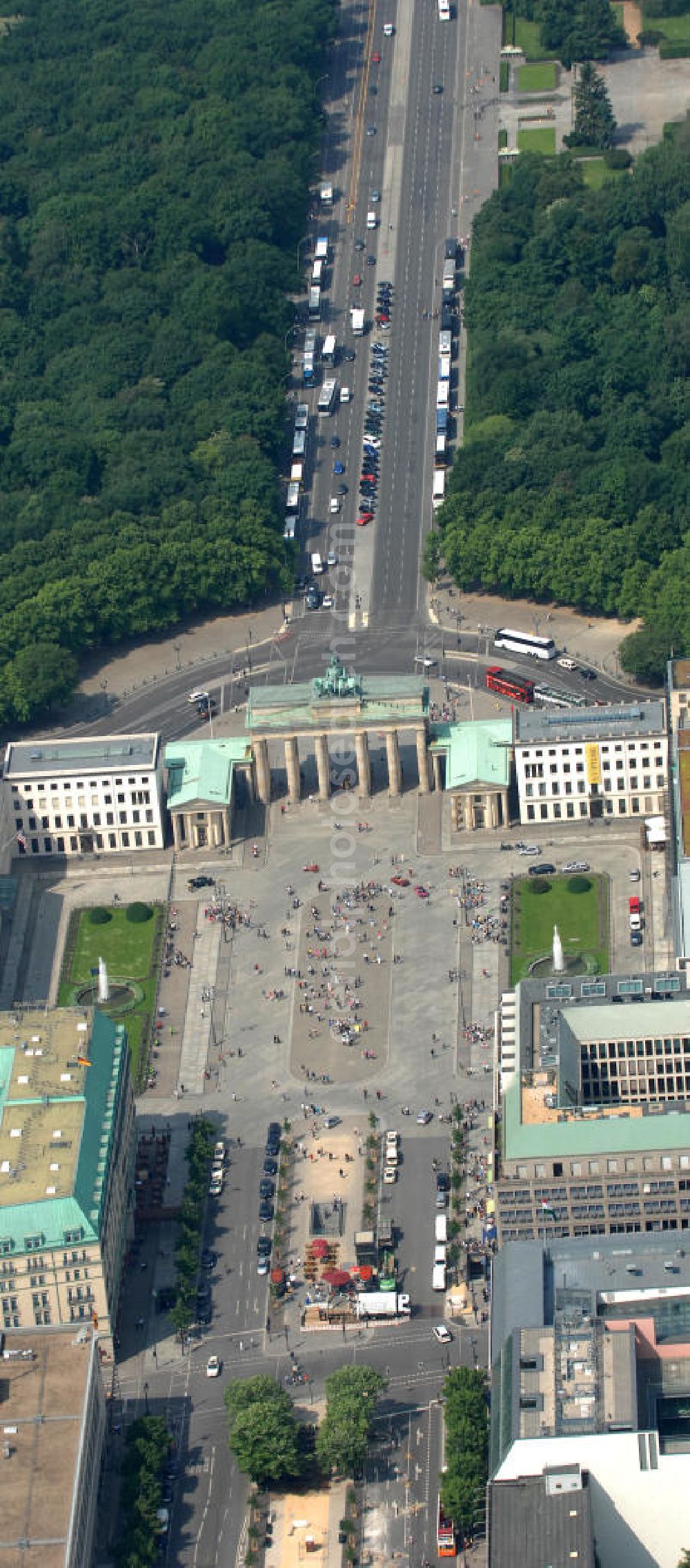 Aerial image Berlin - Blick auf den Pariser Platz am Brandenburger Tor in Berlin - Mitte. View of the Pariser Platz at the Brandenburg Gate in Berlin.