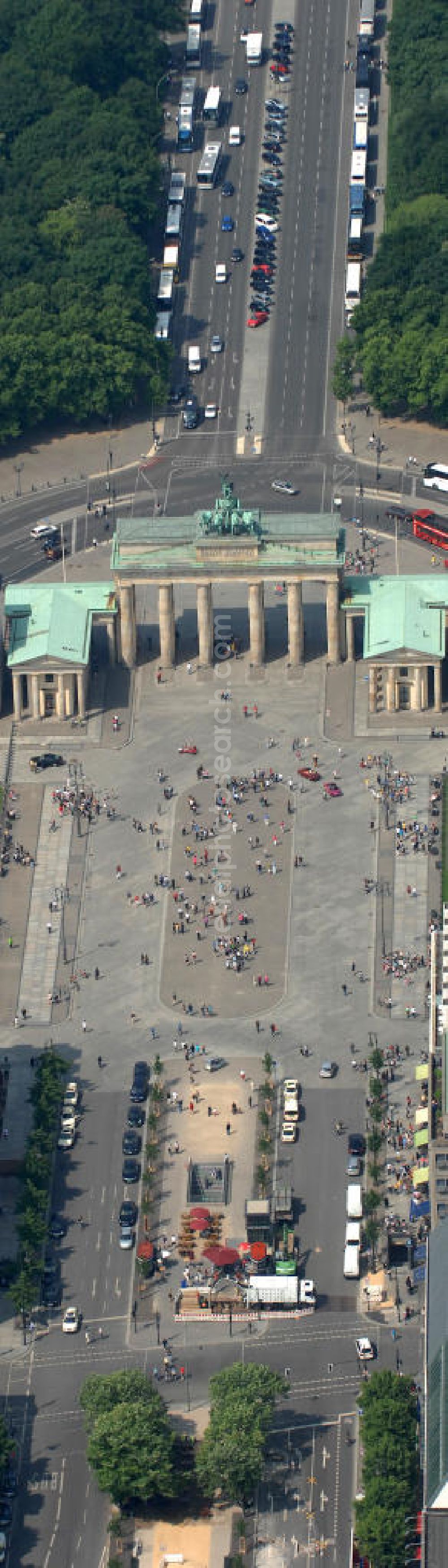 Aerial photograph Berlin - Blick auf den Pariser Platz am Brandenburger Tor in Berlin - Mitte. View of the Pariser Platz at the Brandenburg Gate in Berlin.